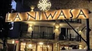 Un edificio con un cartel que dice "LANIWASA" y un símbolo de estrella sobre la entrada.