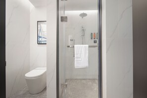 Comfort tweepersoonskamer, uitzicht op stad | Badkamer | Een douche, gratis toiletartikelen, een haardroger, handdoeken