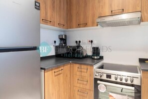 Apartment, Balcony | Private kitchen | Electric kettle, toaster - Bloomfields Mesmerizing 1BR in Oasis (Abu Dhabi)