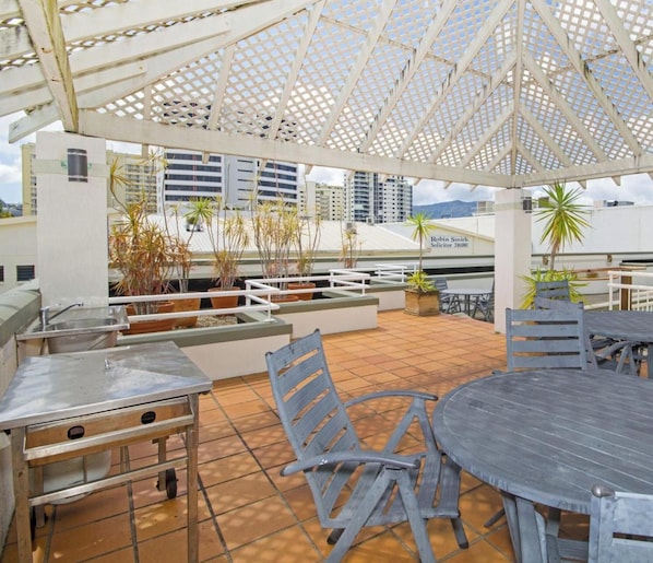 Outdoor dining - Il Centro Apartment Hotel (Cairns)
