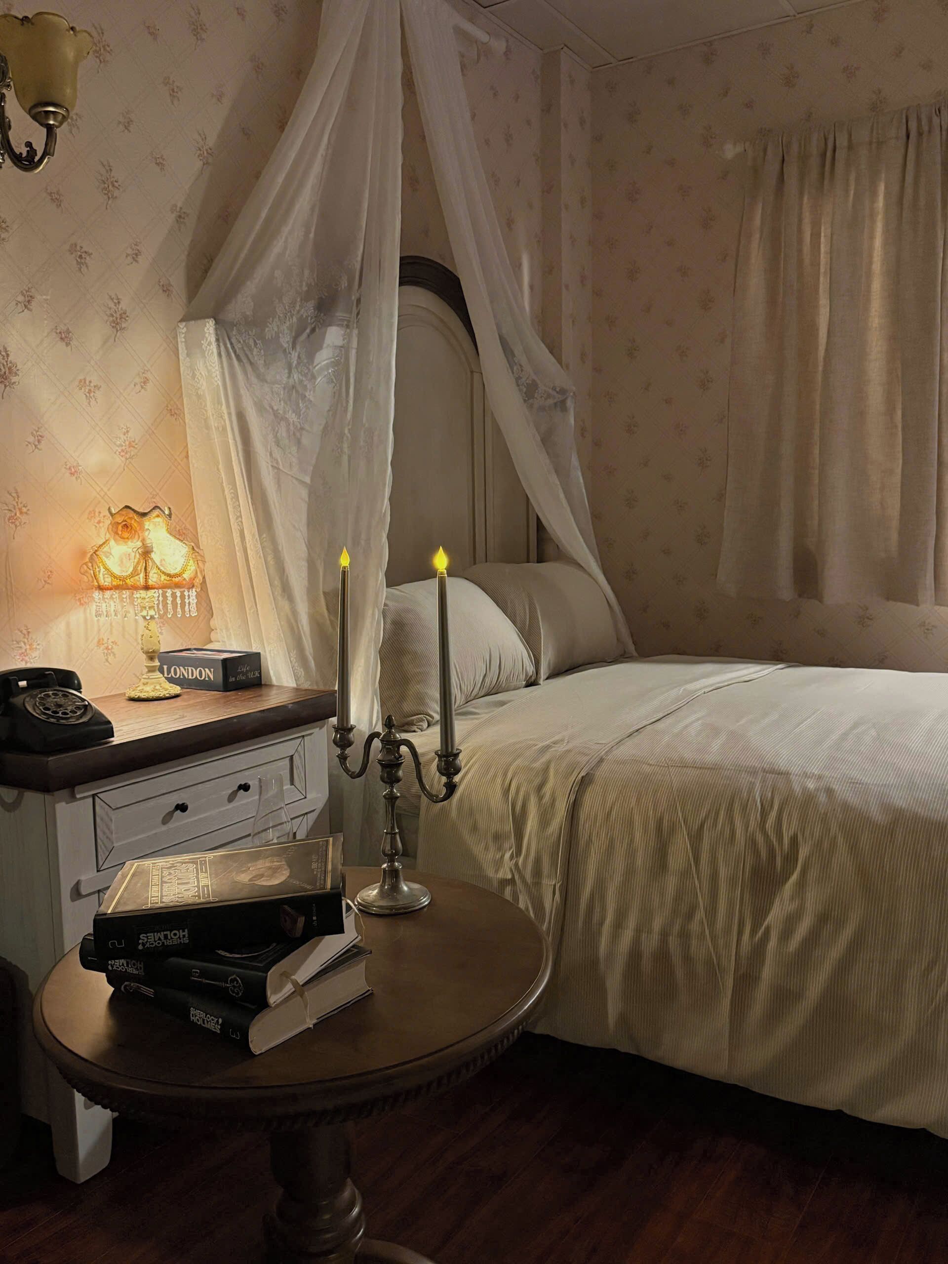 Een strijkplank/strijkijzer, wifi, beddengoed