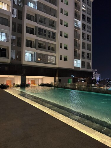 Modern 1BR Apartment • Infinity Pool & Sky Gym • Thu Dau Mot