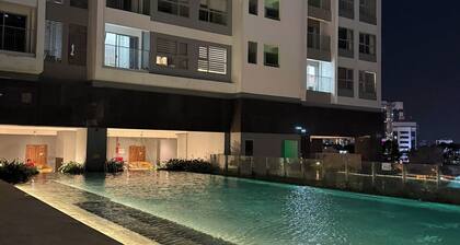 Modern 1BR Apartment • Infinity Pool & Sky Gym • Thu Dau Mot