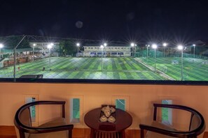 Deluxe-Dreibettzimmer, Balkon, Stadtblick | Unterkunftsgelände