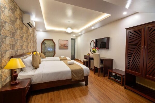 Deluxe-Dreibettzimmer, Balkon, Stadtblick | Kostenloses WLAN