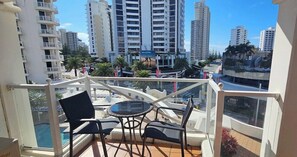 Outdoor dining - Broadbeach Holiday Apartments (Gold Coast)