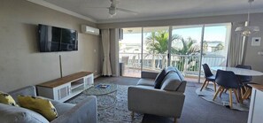 Living area - Broadbeach Holiday Apartments (Gold Coast)