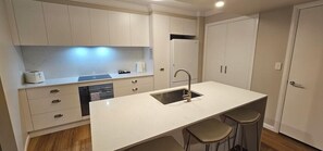 Private kitchen - Broadbeach Holiday Apartments (Gold Coast)