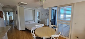 Room - Broadbeach Holiday Apartments (Gold Coast)