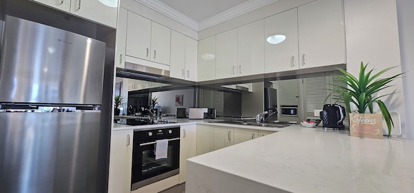 Room - Broadbeach Holiday Apartments (Gold Coast)