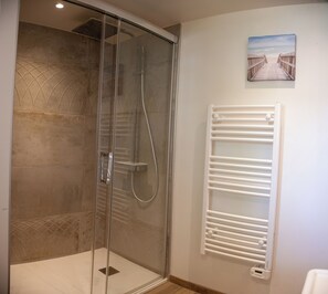 Haartrockner, Handtücher, Seife, Toilettenpapier