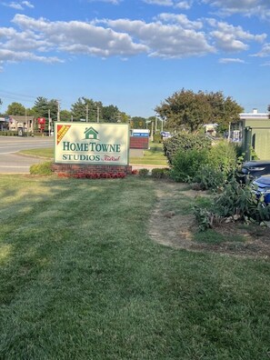 Property grounds - Sun Suites of Louisville (Louisville)