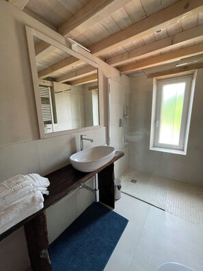 Douche, séchoir à cheveux, bidet, serviettes fournies