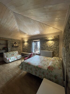 WiFi, bed sheets - Cozy house in the hills of Parma, with garden and a beautiful pool (Solignano)