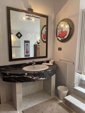 Shower, hair dryer, bidet, towels - Cozy house in the hills of Parma, with garden and a beautiful pool (Solignano)