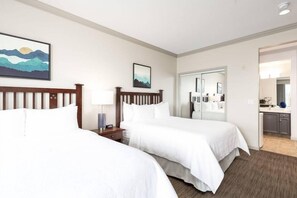 Room - Manteo Resort Waterfront Hotel Villas (Kelowna)