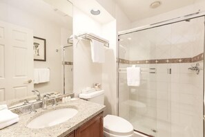 Bathroom - Manteo Resort Waterfront Hotel Villas (Kelowna)