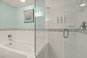 Douche, sèche-cheveux, serviettes fournies