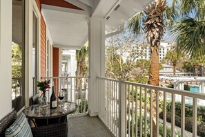 Outdoor dining - Sandestin Condo • Shared Pool + Resort Amenities • Near Beach | Baytowne Wharf (Miramar Beach)