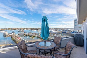 Outdoor dining - 2BDR Bayfront Condo w/ Dock Access | Edgewater (Newport Beach)