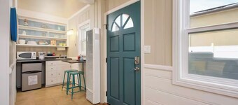 Bayfront Studio, Walk to Beach & Shops | Edgewater