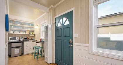 Bayfront Studio, Walk to Beach & Shops | Edgewater