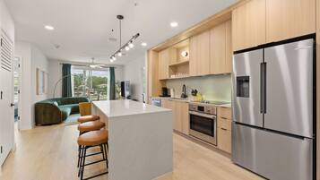 Fridge, oven, stovetop, dishwasher