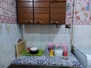 Fridge, oven, stovetop, cookware/dishes/utensils - High Ceiling Seaview Apartment (Al Ibrahimeyah Bahri WA Sidi Gaber)