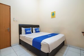 Deluxe Double Room | Desk, free WiFi - Rehat at Siliwangi Guest House Syariah Tasikmalaya (Tasikmalaya)