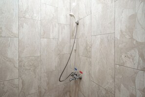 Deluxe Double Room | Bathroom | Shower, free toiletries, towels