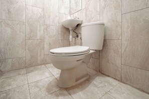 Deluxe-Doppelzimmer | Badezimmer | Dusche, kostenlose Toilettenartikel, Handtücher