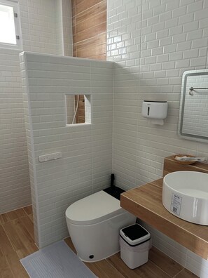 Shower, hair dryer, towels, soap - Ouranos Hotel (Na Roek)