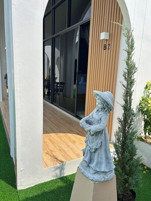 Exterior detail - Ouranos Hotel (Na Roek)