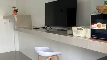 Quarto luxo, para não fumantes, vista para a piscina | Área de estar