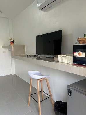 豪華客房, 非吸煙房, 泳池景觀 | 起居區