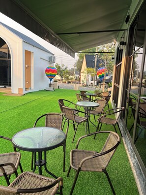 Outdoor dining - Ouranos Hotel (Na Roek)