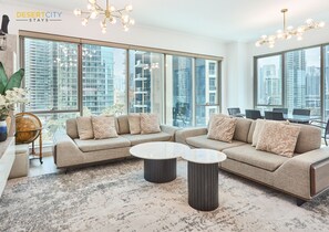 TV - Fully Furnished 2 Bed in Dubai Marina hosted by Desert City Stays (Dubai)