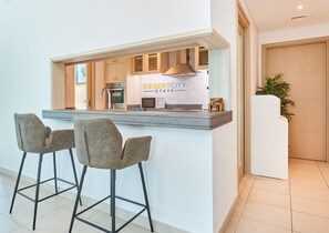 Een magnetron, een oven, een vaatwasser