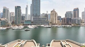 A marina with boats and a city skyline in the background. - Fully Furnished 2 Bed in Dubai Marina. (Dubai)