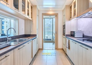 Microwave, oven, dishwasher - Fully Furnished 2 Bed in Dubai Marina hosted by Desert City Stays (Dubai)
