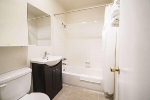 Bathroom - Seatac Inn and Airport Parking (SeaTac)