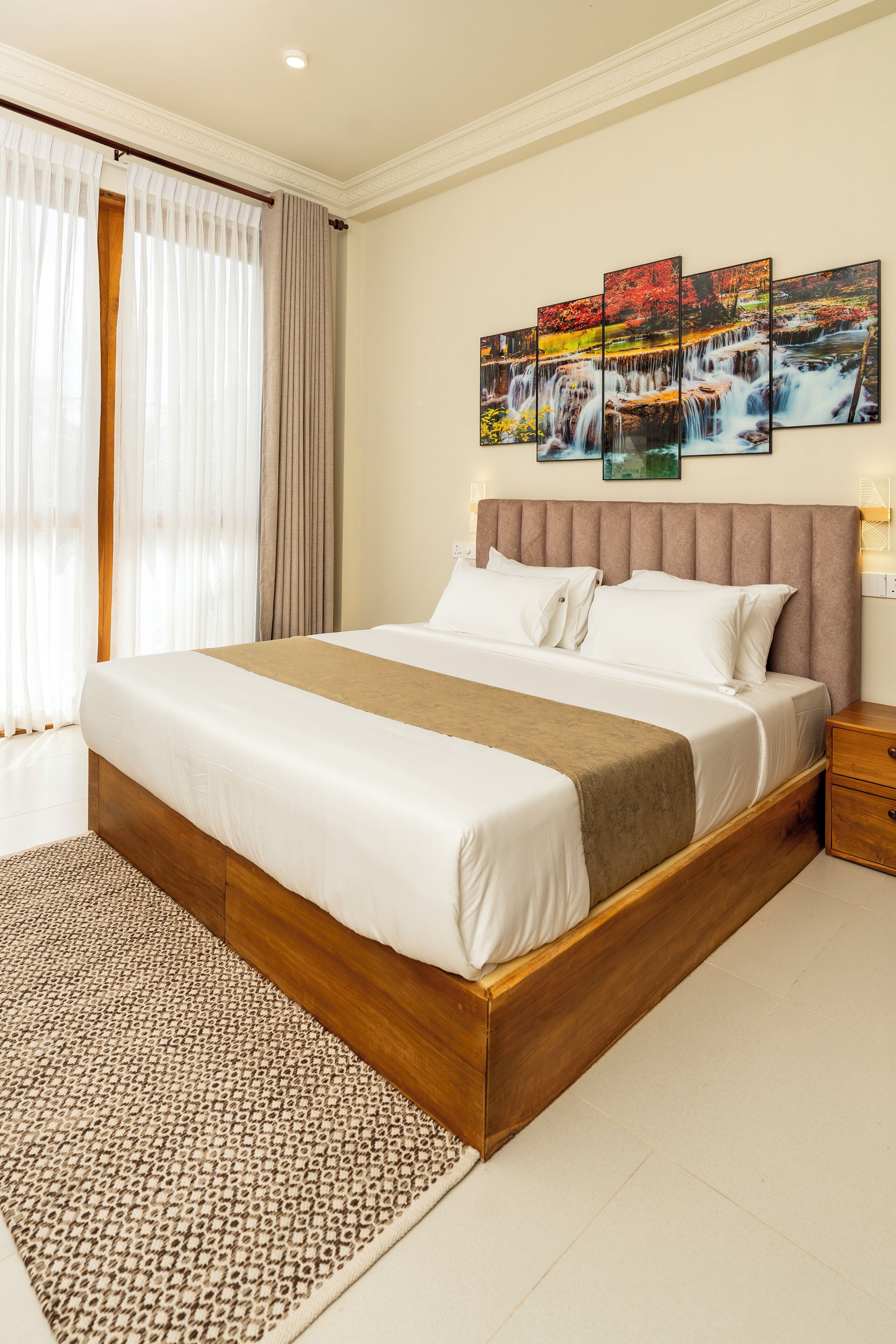 Schreibtisch, Verdunkelungsvorhänge, Bügeleisen/Bügelbrett