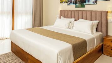 Schreibtisch, Verdunkelungsvorhänge, Bügeleisen/Bügelbrett