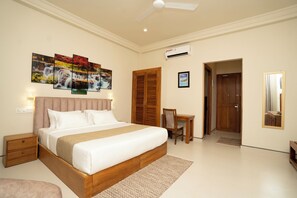 Desk, blackout curtains, iron/ironing board, free WiFi - Orchid Resort By Paradise (Habaraduwa)