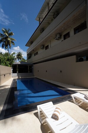 Outdoor pool, pool loungers - Orchid Resort By Paradise (Habaraduwa)