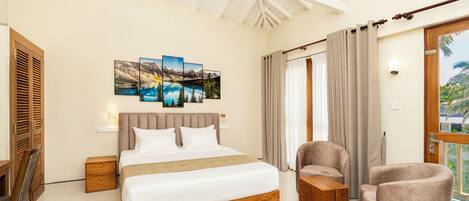 デスク、ノートパソコン用作業スペース、遮光カーテン、アイロン / アイロン台