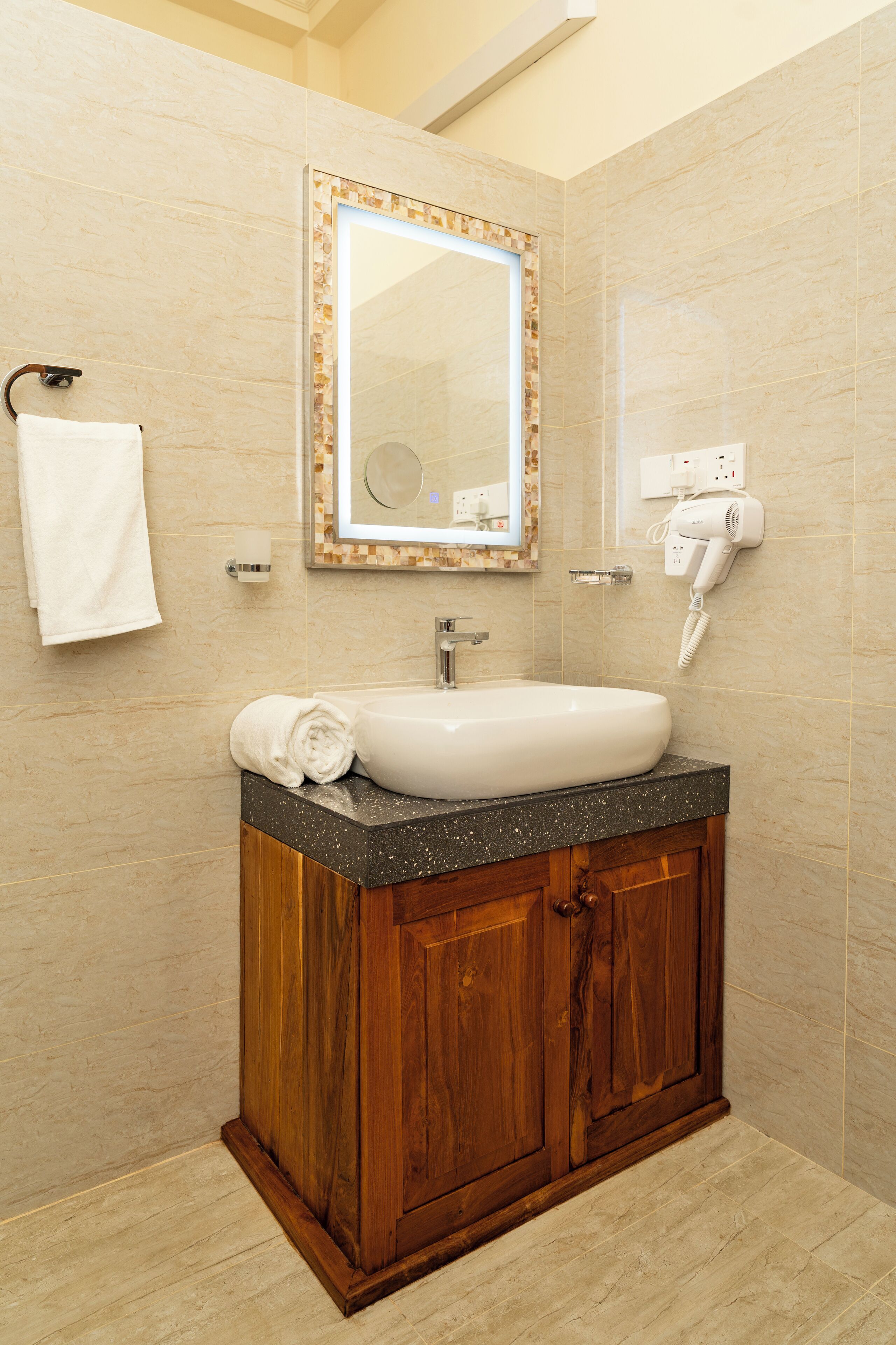 Dusche, Haartrockner, Handtücher, Seife