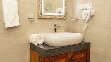 Dusche, Haartrockner, Handtücher, Seife