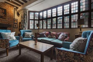 Living area - The White Horse Hotel & Brasserie (Romsey)