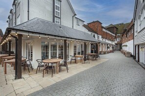 Outdoor dining - The White Horse Hotel & Brasserie (Romsey)